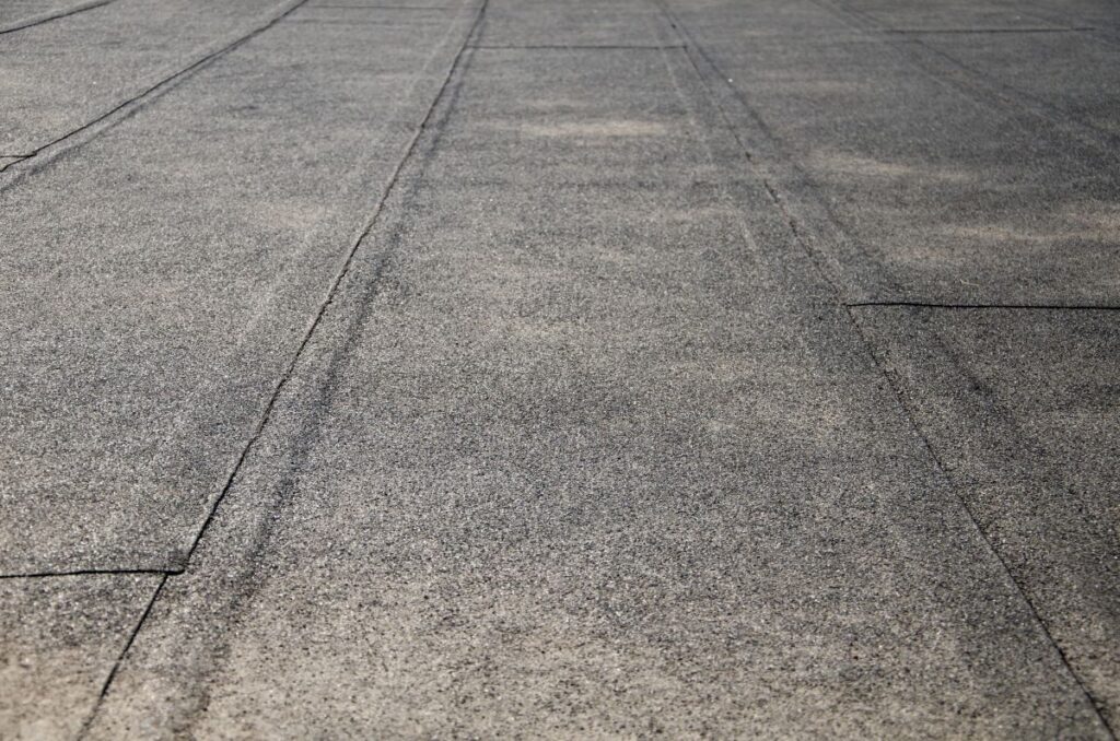 Flat roof covered with bitumen sheets